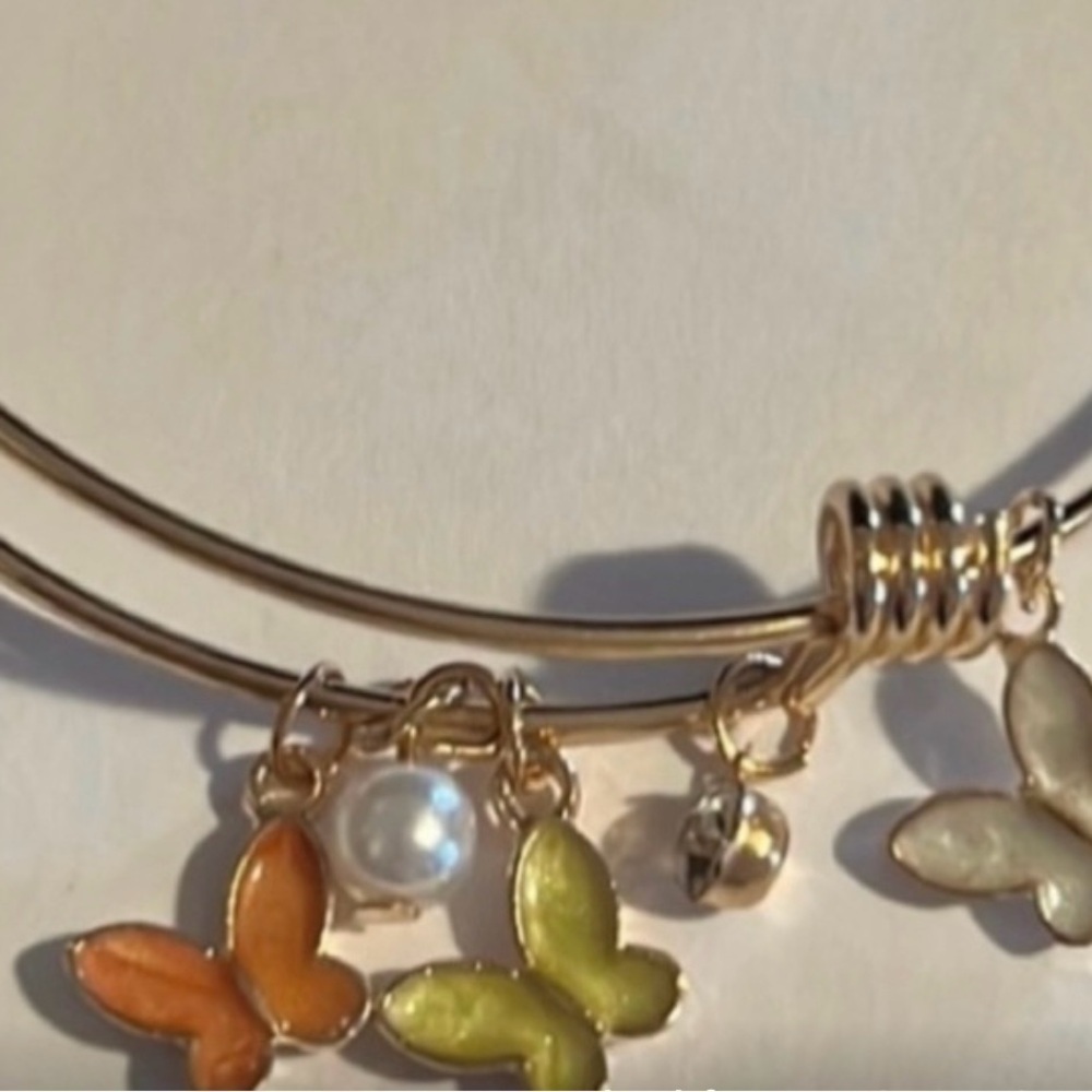 💛Butterfly bangle charm bracelet NWT beautiful - Picture 4 of 4